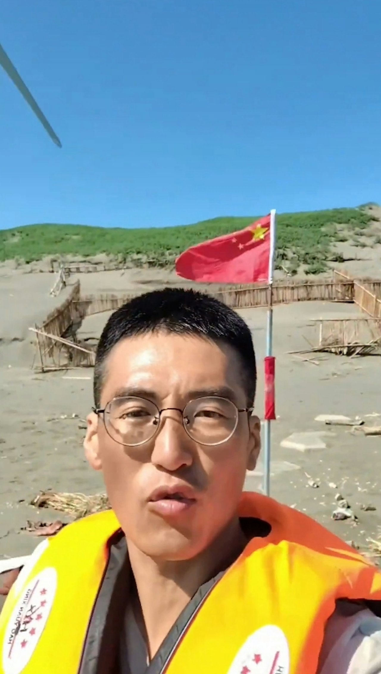 大陆网红拍片开橡皮艇到台湾！登岸插五星旗，嚣张喊：“活捉小赖赖” （组图） - 2