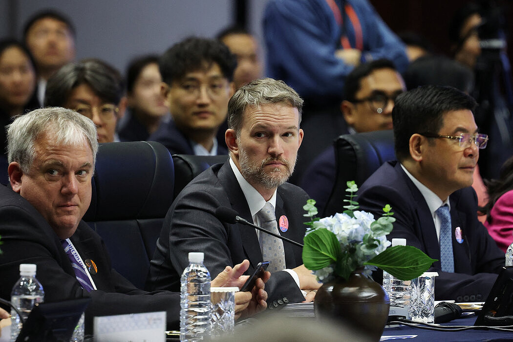 美国贸易代表成APEC会议焦点，各国争相与其展开对话（图） - 1