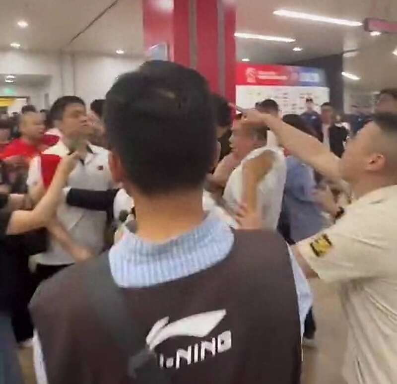 干起来了!CBA总决赛爆严重冲突,官方通报(视频/组图) - 5