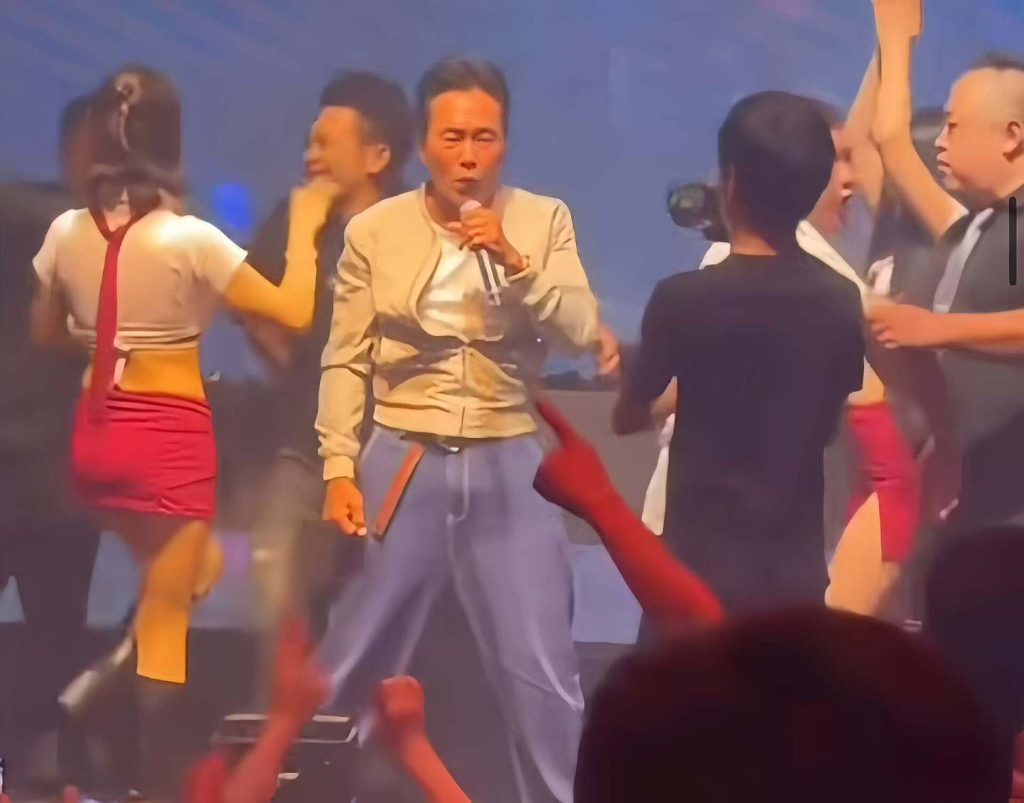 香港知名男星内地演出人气高,遭女粉丝索吻,离婚后人财两空(组图) - 2