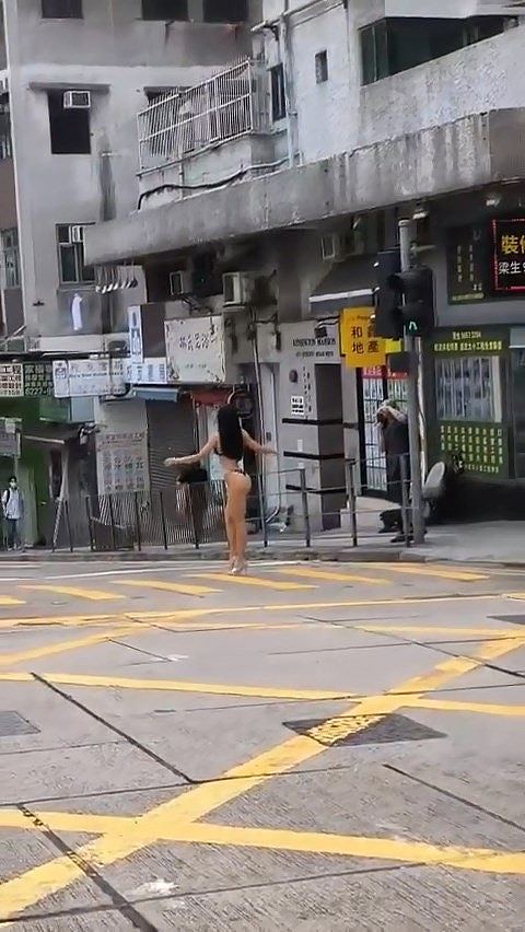 港女“这样穿”性感游西区，途人围拍揭惊人身份：人生初体验（组图） - 5