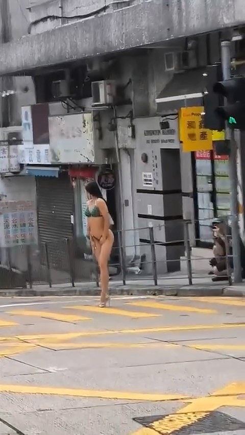 港女“这样穿”性感游西区，途人围拍揭惊人身份：人生初体验（组图） - 6
