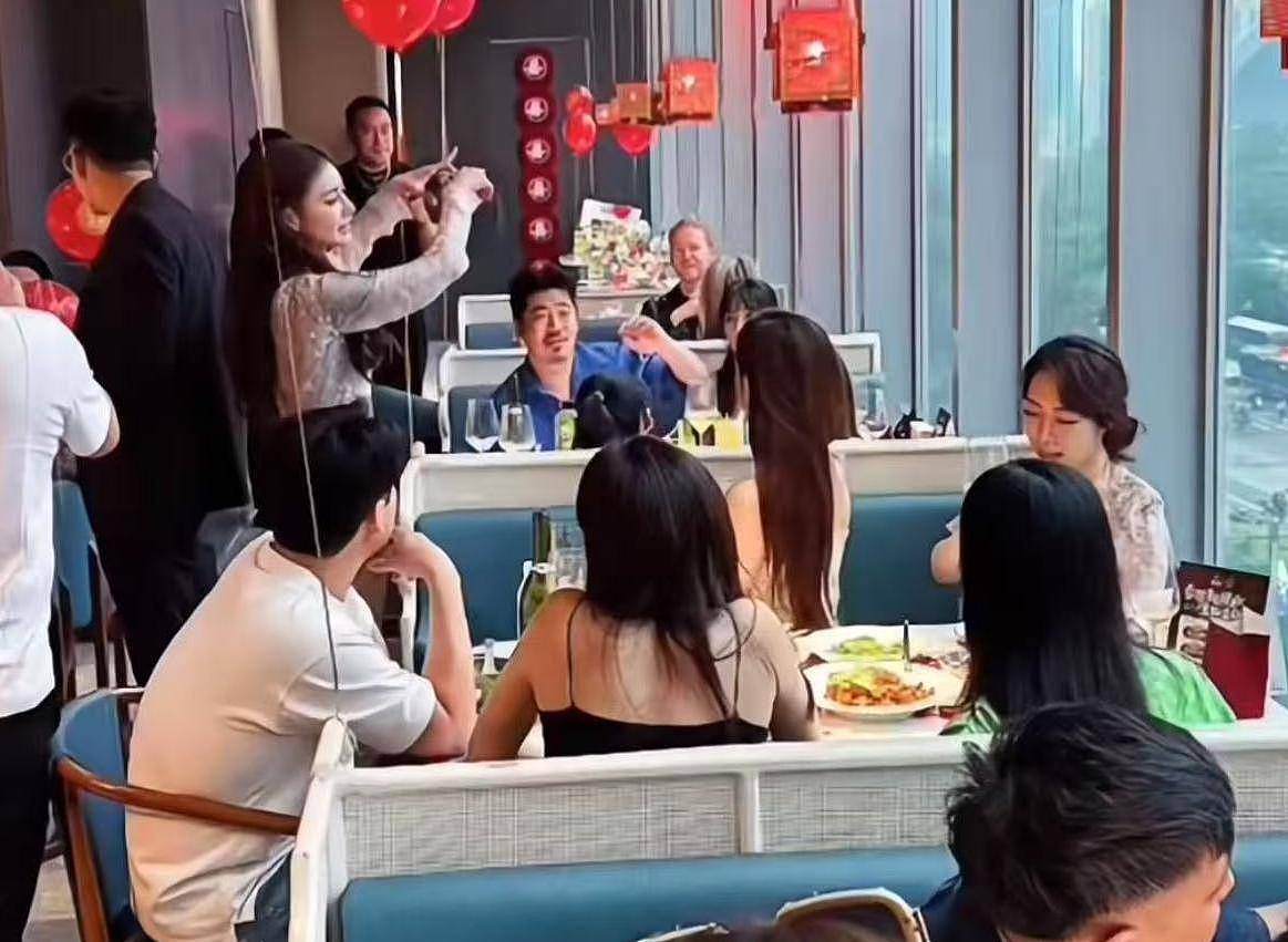 汪小菲马筱梅大婚！婚礼主张低调简约，汪小菲挨桌敬酒，现场画面曝光（组图） - 4