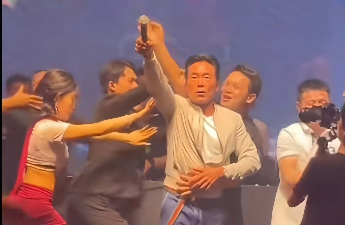 香港知名男星内地演出人气高,遭女粉丝索吻,离婚后人财两空(组图) - 4