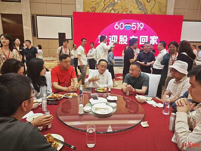 茅台股东大会今日举行，会前晚宴变自助餐，飞天茅台变蓝莓汁（组图） - 1