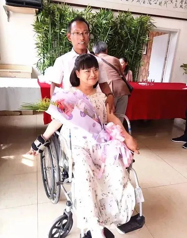 90后脑瘫女孩“拐走”主治医生，父母当初都不敢相信，结婚8年让全网破防（组图） - 3