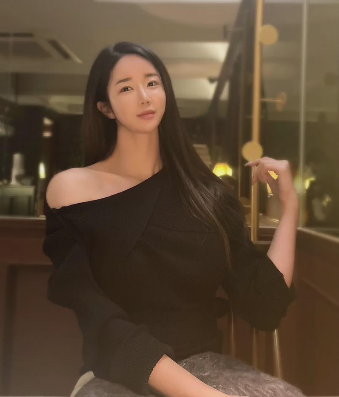 【帅哥】F杯女教练因身材过于火辣，附近的直男都排队去办卡了...（组图） - 11