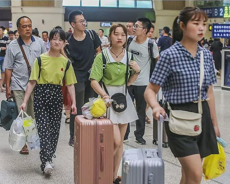 日赚3000万 “打工人专线“如何成为中国最赚钱高铁（组图） - 1