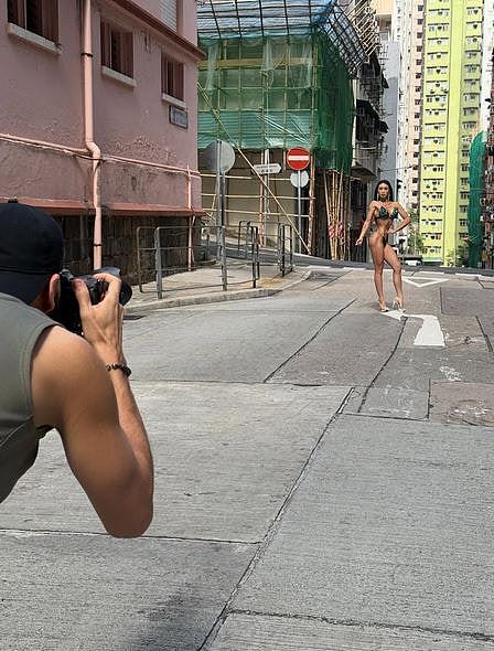 港女“这样穿”性感游西区，途人围拍揭惊人身份：人生初体验（组图） - 10