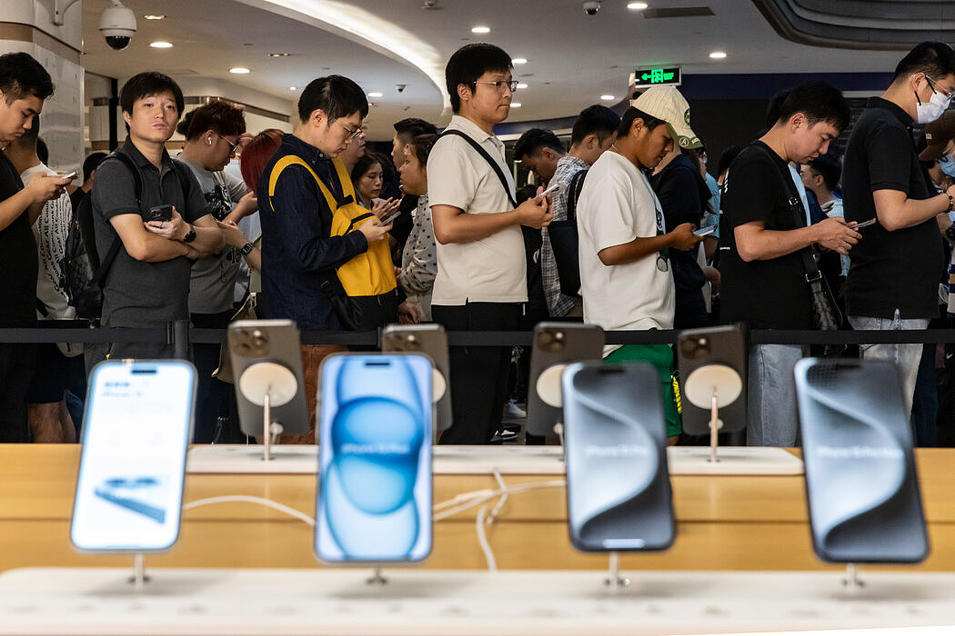 苹果拟与阿里就iPhone AI展开合作，引发美国政府审查（组图） - 1