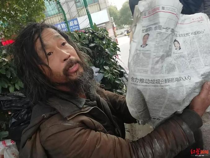 “流浪大师”沈巍被发现街头翻找垃圾桶！本人否认“重回流浪生活”（组图） - 1