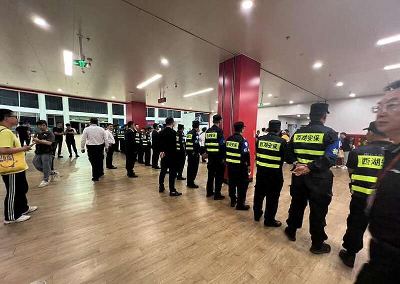 干起来了!CBA总决赛爆严重冲突,官方通报(视频/组图) - 3