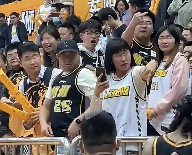 干起来了!CBA总决赛爆严重冲突,官方通报(视频/组图) - 10