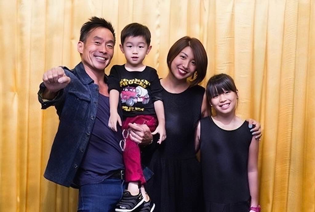 香港知名男星内地演出人气高,遭女粉丝索吻,离婚后人财两空(组图) - 8