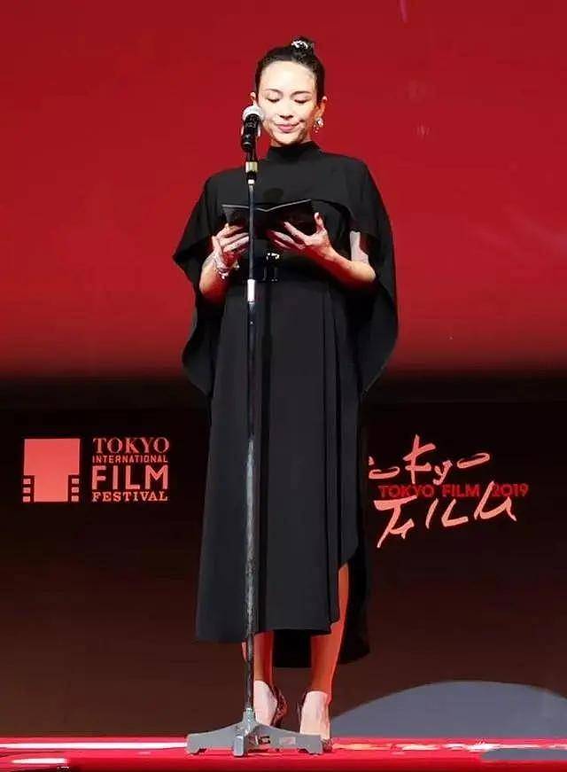 【时尚】“先穿得像路人，再美得像超模！”章子怡现身美国，穿素布麻衣（组图） - 8