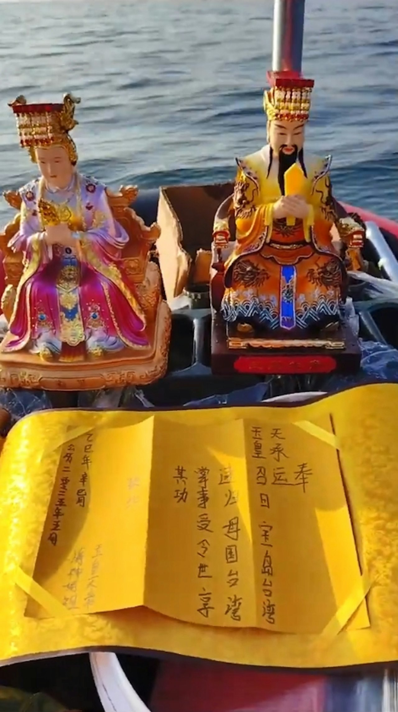 大陆网红拍片开橡皮艇到台湾！登岸插五星旗，嚣张喊：“活捉小赖赖” （组图） - 5