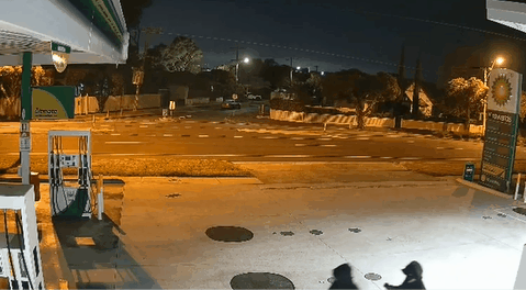 墨尔本加油站遭神秘人下毒手！用这些泡沫，一夜搞瘫，嫌犯竟自拍全程（组图） - 1