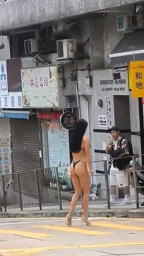 港女“这样穿”性感游西区，途人围拍揭惊人身份：人生初体验（组图） - 9
