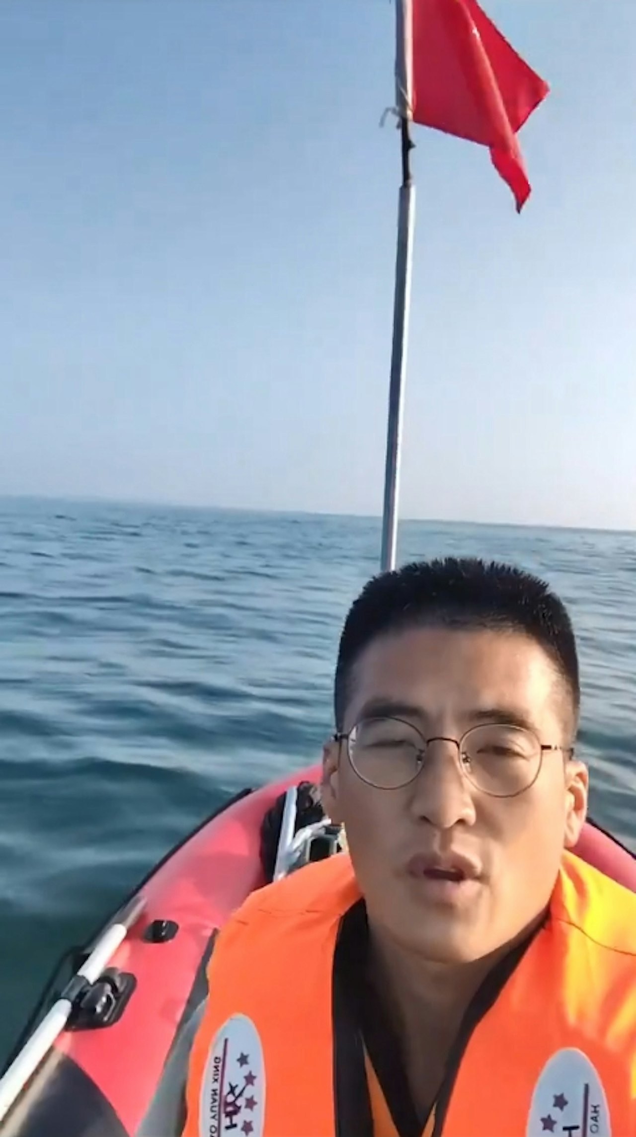 大陆网红拍片开橡皮艇到台湾！登岸插五星旗，嚣张喊：“活捉小赖赖” （组图） - 3