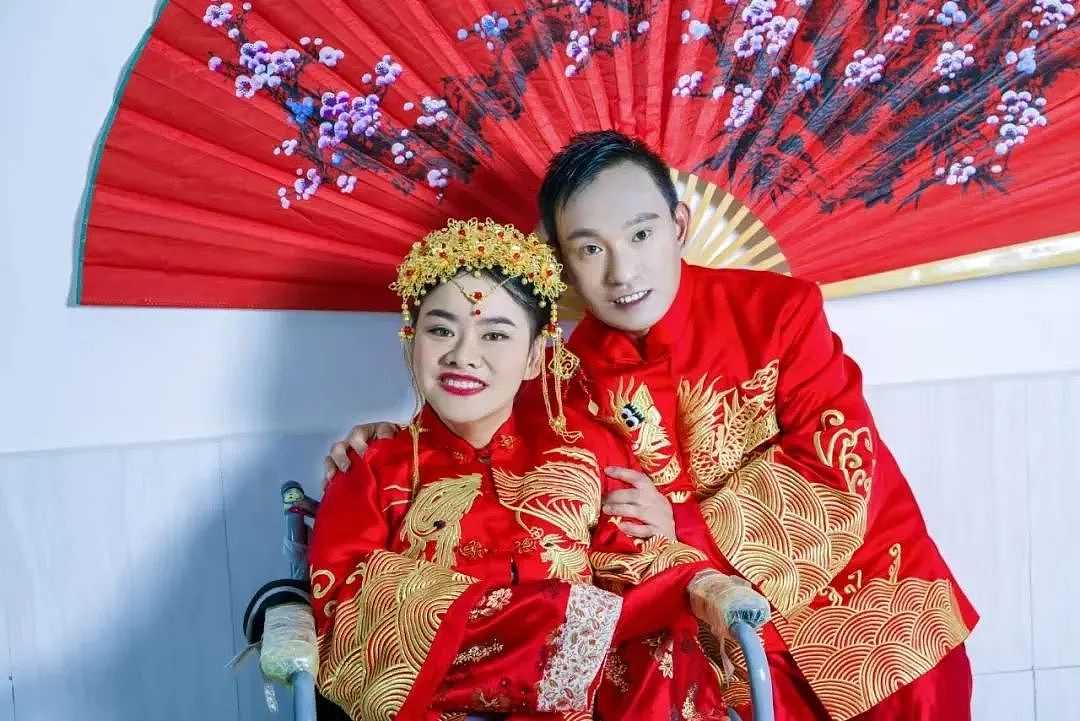 90后脑瘫女孩“拐走”主治医生，父母当初都不敢相信，结婚8年让全网破防（组图） - 1