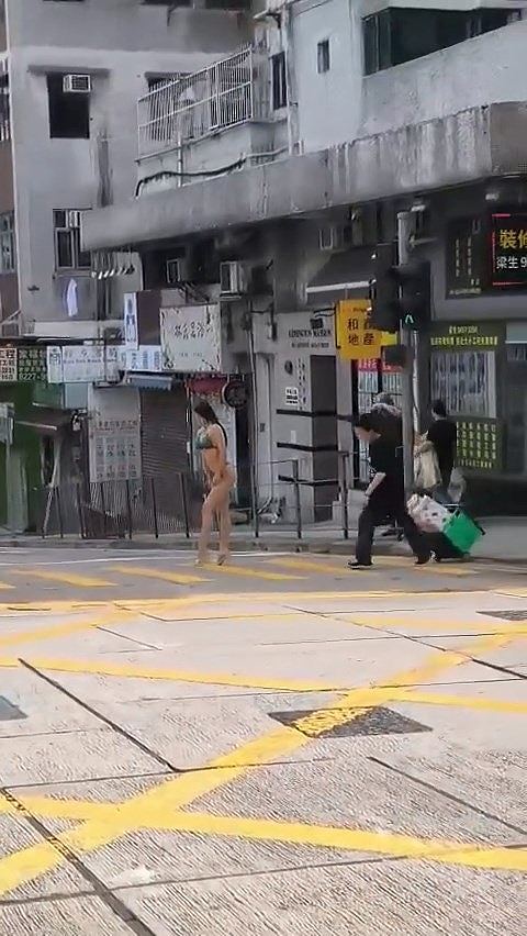 港女“这样穿”性感游西区，途人围拍揭惊人身份：人生初体验（组图） - 4
