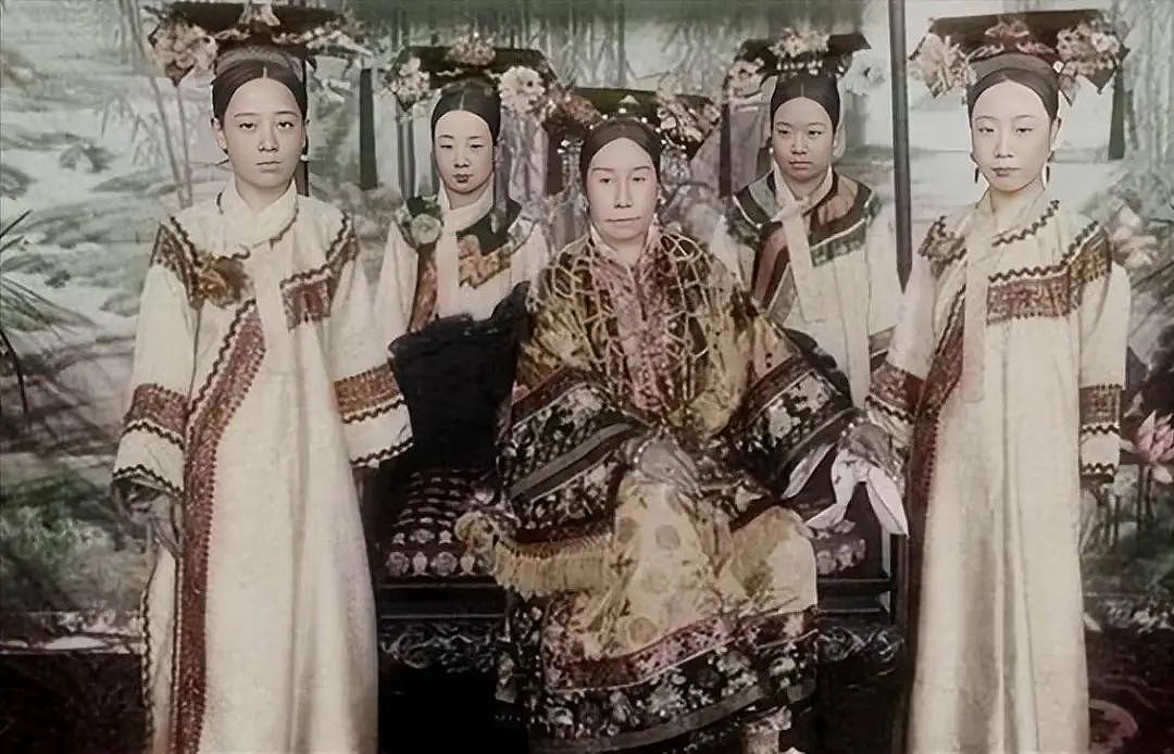 李莲英是不是真太监？为何慈禧太后如此宠他？他身边的宫女知晓答案（组图） - 1