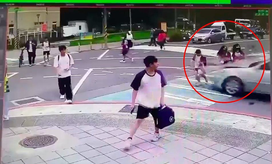 台湾汽车冲进学生人群，酿3死12伤！3女生瞬间被撞飞画面曝光（组图） - 1