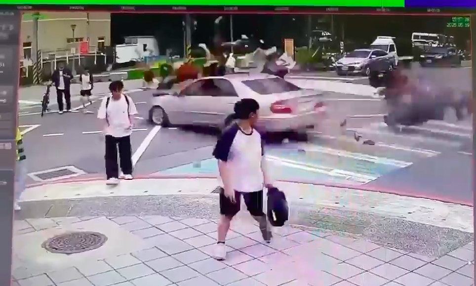 台湾汽车冲进学生人群，酿3死12伤！3女生瞬间被撞飞画面曝光（组图） - 3