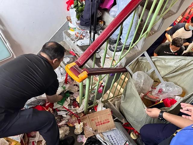 清出17袋垃圾!北京61岁女子捡废品堆楼道,熏走邻居(组图) - 2