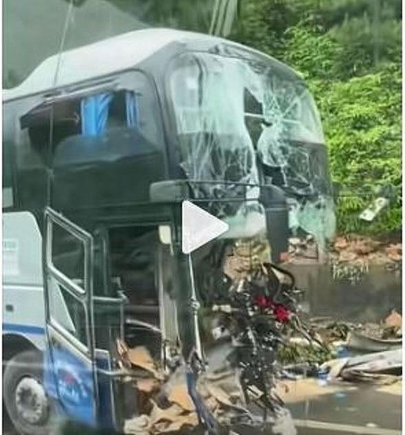 广东肇庆游览车撞山，酿2死2重伤（组图） - 1