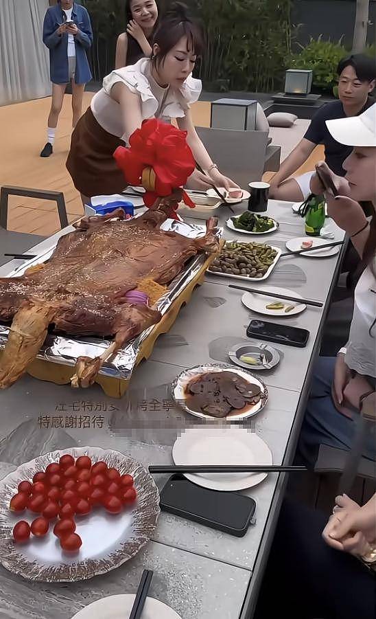 汪小菲婚房首曝光！院子超大装修豪华，烤全羊...（组图） - 11