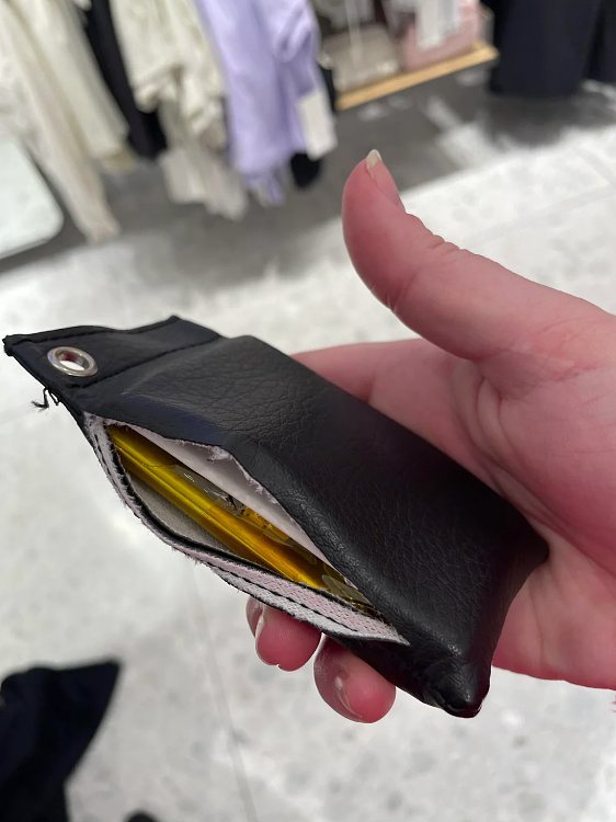 妹子在lululemon 1件新夹克衫里发现一个诡异电子设备！上交后经理脸色古怪（组图） - 2