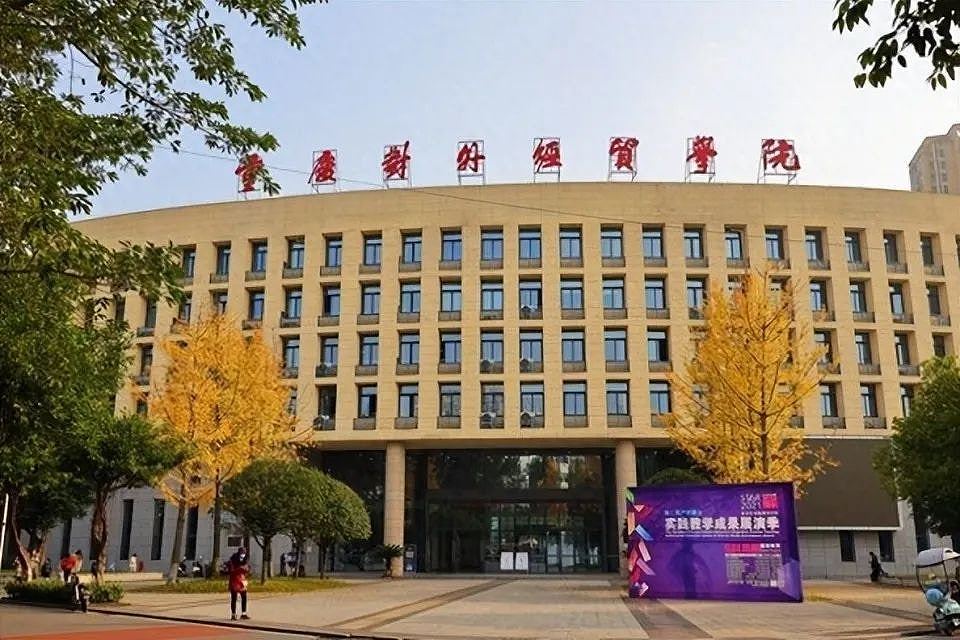 重庆高校男学生堕化粪池身亡，同校生质疑校方用绿毯遮井口酿事故（组图） - 6
