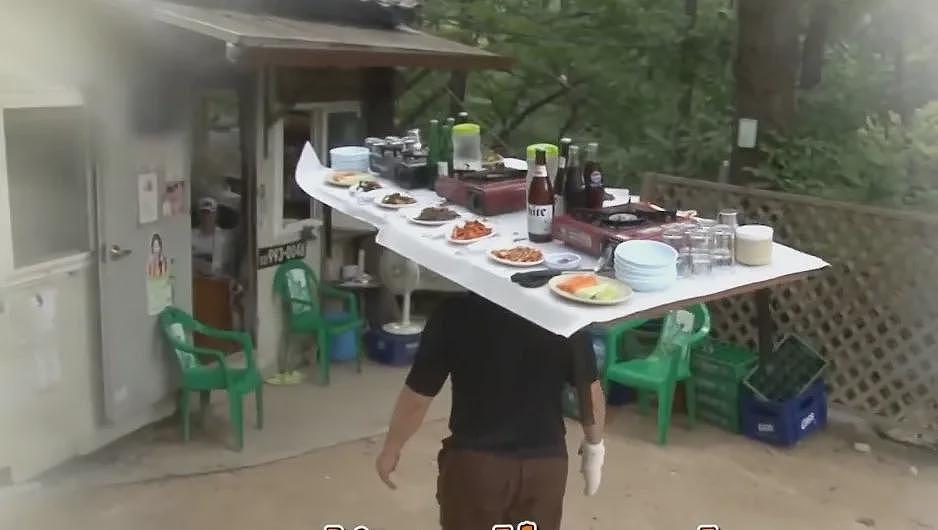 开饭店的大爷掌握上菜神技：头顶整桌！不管多大桌子一顶就走，太魔性了哈哈哈（组图） - 1
