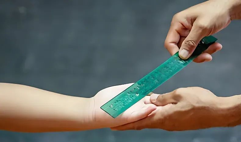 一段8秒钟的视频，在小学生家长群里炸锅了（组图） - 5