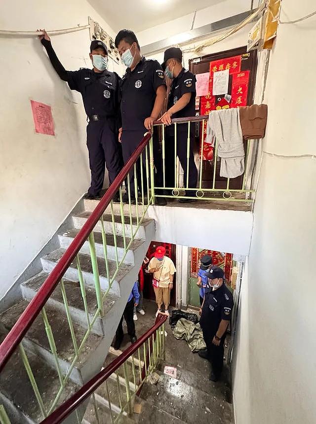 清出17袋垃圾!北京61岁女子捡废品堆楼道,熏走邻居(组图) - 4
