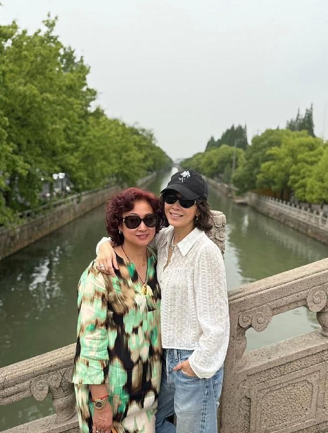 刘嘉玲回苏州参加同学会超低调:淡妆出镜不抢风头,气质仍旧超群(组图) - 5