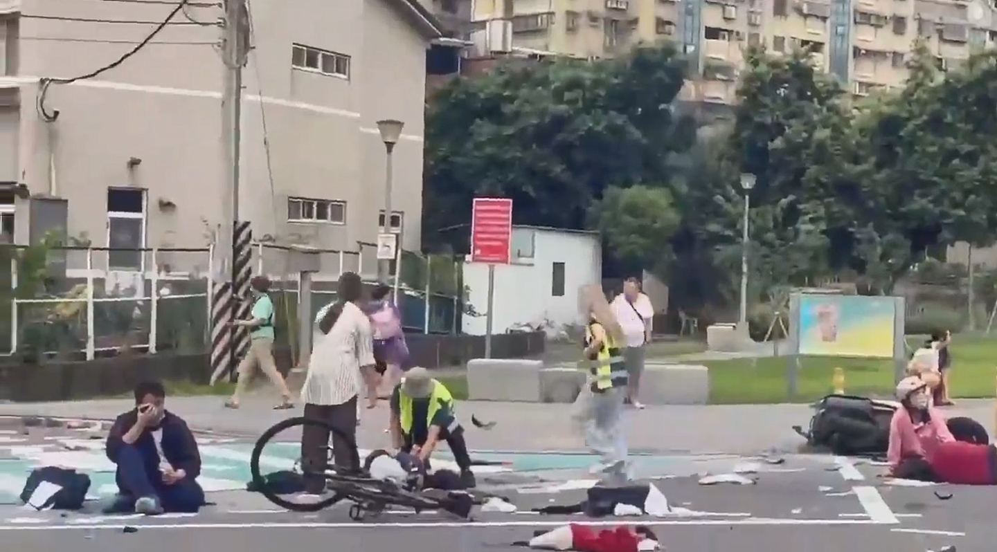 台湾汽车冲进学生人群，酿3死12伤！3女生瞬间被撞飞画面曝光（组图） - 4