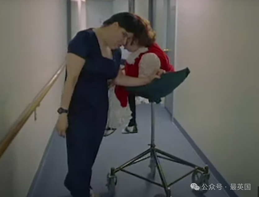 震惊世界的最年长连体双胞胎！活到62岁‘打脸’医学，一位做过变x手术，一位有未婚夫…（组图） - 4
