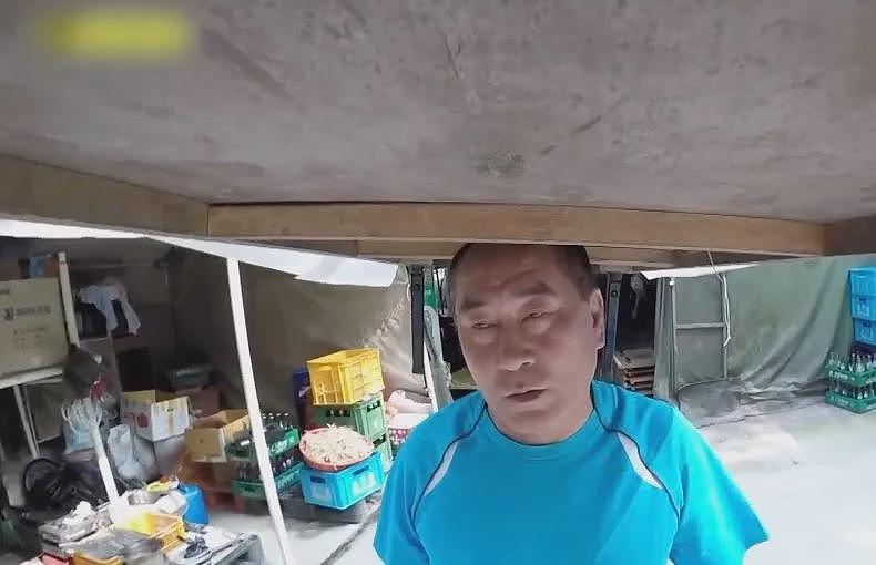 开饭店的大爷掌握上菜神技：头顶整桌！不管多大桌子一顶就走，太魔性了哈哈哈（组图） - 3