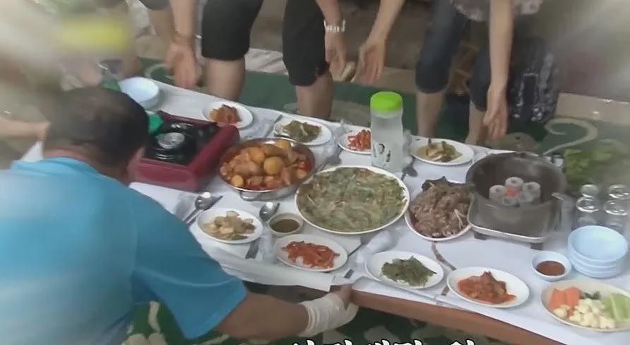 开饭店的大爷掌握上菜神技：头顶整桌！不管多大桌子一顶就走，太魔性了哈哈哈（组图） - 12