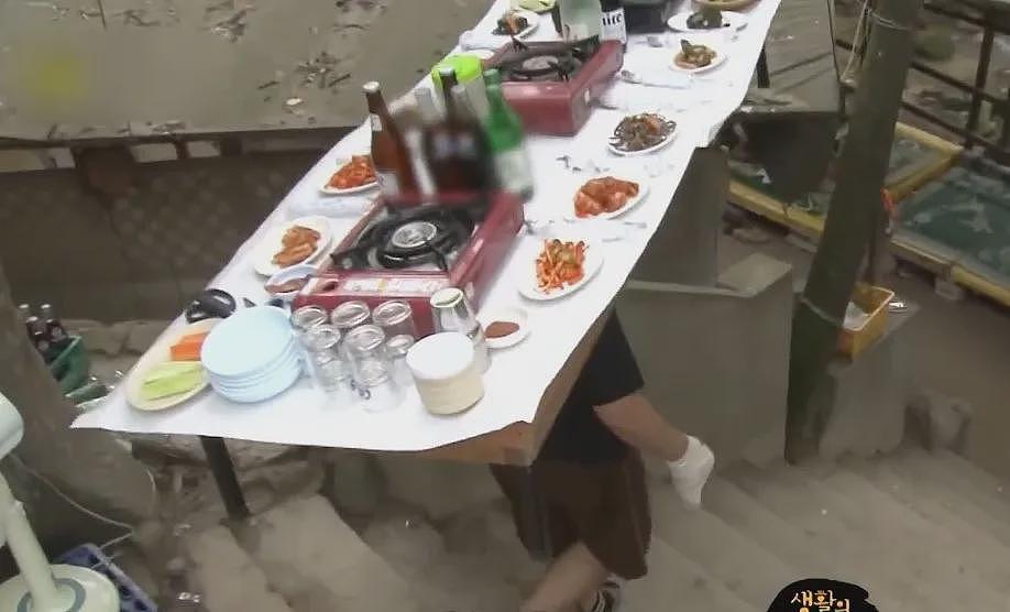 开饭店的大爷掌握上菜神技：头顶整桌！不管多大桌子一顶就走，太魔性了哈哈哈（组图） - 10
