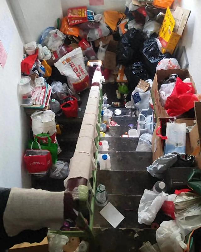 清出17袋垃圾!北京61岁女子捡废品堆楼道,熏走邻居(组图) - 1
