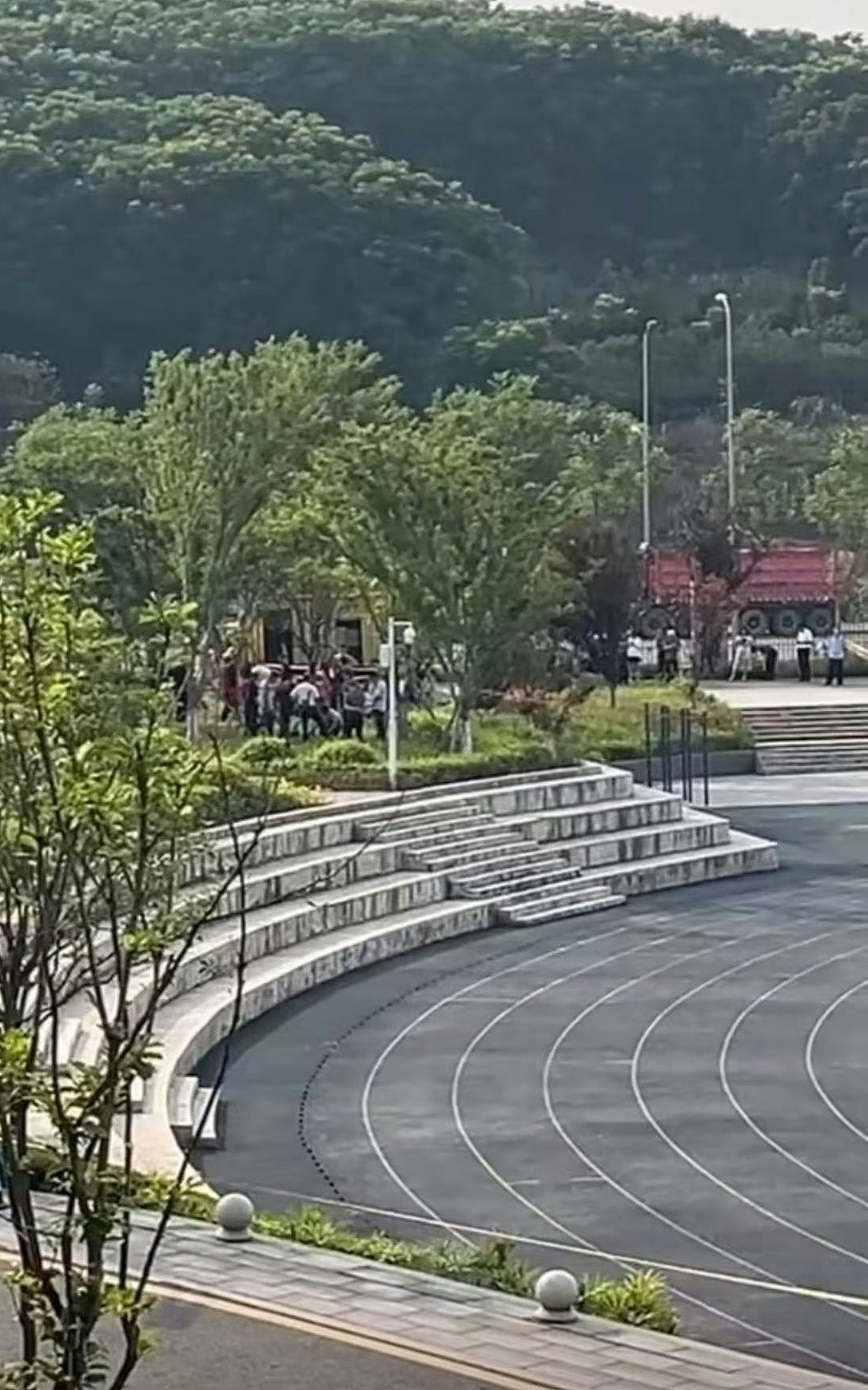 重庆高校男学生堕化粪池身亡，同校生质疑校方用绿毯遮井口酿事故（组图） - 1