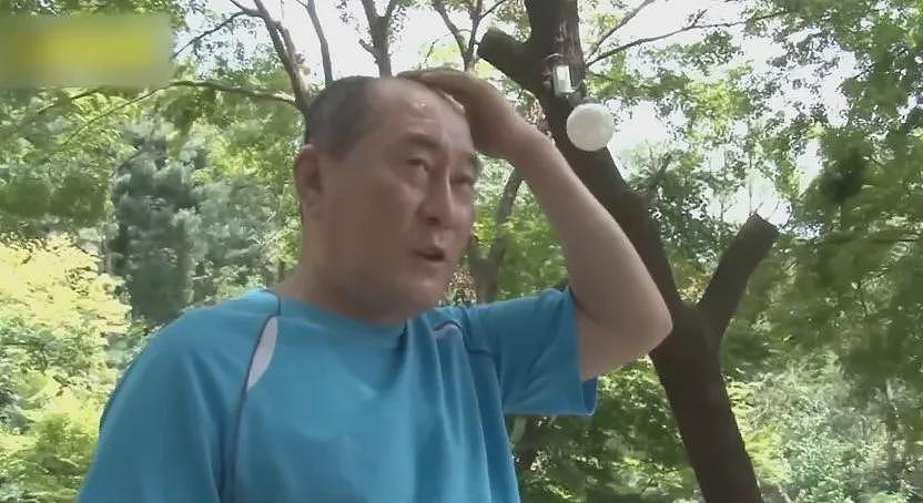 开饭店的大爷掌握上菜神技：头顶整桌！不管多大桌子一顶就走，太魔性了哈哈哈（组图） - 4