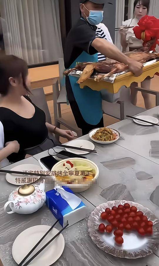 汪小菲婚房首曝光！院子超大装修豪华，烤全羊...（组图） - 10