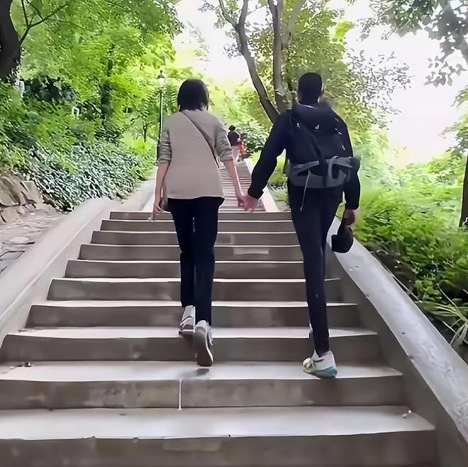 刘嘉玲回苏州参加同学会超低调:淡妆出镜不抢风头,气质仍旧超群(组图) - 11