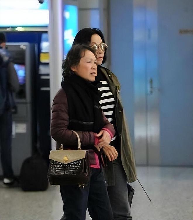 刘嘉玲回苏州参加同学会超低调:淡妆出镜不抢风头,气质仍旧超群(组图) - 7