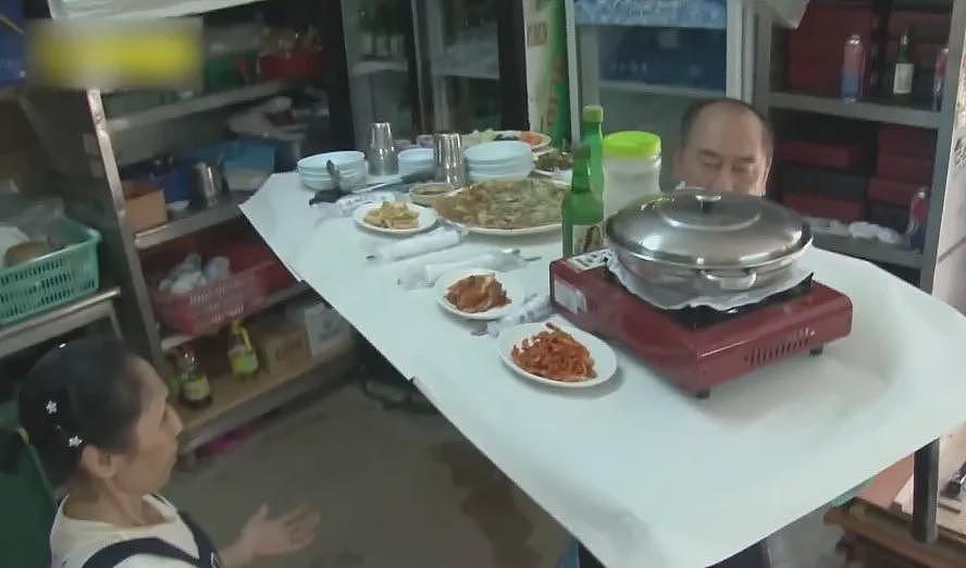 开饭店的大爷掌握上菜神技：头顶整桌！不管多大桌子一顶就走，太魔性了哈哈哈（组图） - 8
