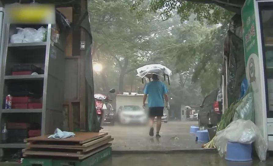开饭店的大爷掌握上菜神技：头顶整桌！不管多大桌子一顶就走，太魔性了哈哈哈（组图） - 14